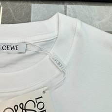 LOEWE罗意威新款潮牌绳结短袖T恤,采用高克重纯棉面料.定制螺纹.不易变形.柔软亲肤,夏天穿超舒服!正面绳结+品牌字母 LOEWE罗意威新款潮牌绳结短袖T恤,采用高克重纯棉面料.定制螺纹.不易变形.柔软亲肤,夏天穿超舒服!正面绳结+品牌字母