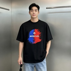 Moncler蒙口潮牌新款短袖T恤,男女同款❤️高克重手感纯棉材质,正面红蓝涂鸦+品牌标志,简约又有辨识度✨高温立体烫画 Moncler蒙口潮牌新款短袖T恤,男女同款❤️高克重手感纯棉材质,正面红蓝涂鸦+品牌标志,简约又有辨识度✨高温立体烫画
