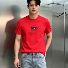 DOLCE&GABBANA 新款意式修身莫代尔T恤.意式轻奢格调,男士春夏刚需单品!精选莫代尔混纺面料,触感丝滑软糯,自 DOLCE&GABBANA 新款意式修身莫代尔T恤.意式轻奢格调,男士春夏刚需单品!精选莫代尔混纺面料,触感丝滑软糯,自