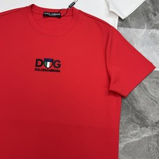 DOLCE&GABBANA 新款意式修身莫代尔T恤.意式轻奢格调,男士春夏刚需单品!精选莫代尔混纺面料,触感丝滑软糯,自 DOLCE&GABBANA 新款意式修身莫代尔T恤.意式轻奢格调,男士春夏刚需单品!精选莫代尔混纺面料,触感丝滑软糯,自