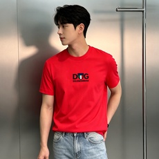 DOLCE&GABBANA 新款意式修身莫代尔T恤.意式轻奢格调,男士春夏刚需单品!精选莫代尔混纺面料,触感丝滑软糯,自 DOLCE&GABBANA 新款意式修身莫代尔T恤.意式轻奢格调,男士春夏刚需单品!精选莫代尔混纺面料,触感丝滑软糯,自