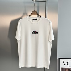DOLCE&GABBANA 新款意式修身莫代尔T恤.意式轻奢格调,男士春夏刚需单品!精选莫代尔混纺面料,触感丝滑软糯,自 DOLCE&GABBANA 新款意式修身莫代尔T恤.意式轻奢格调,男士春夏刚需单品!精选莫代尔混纺面料,触感丝滑软糯,自