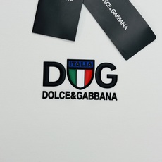 DOLCE&GABBANA 新款意式修身莫代尔T恤.意式轻奢格调,男士春夏刚需单品!精选莫代尔混纺面料,触感丝滑软糯,自 DOLCE&GABBANA 新款意式修身莫代尔T恤.意式轻奢格调,男士春夏刚需单品!精选莫代尔混纺面料,触感丝滑软糯,自