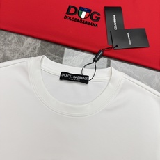 DOLCE&GABBANA 新款意式修身莫代尔T恤.意式轻奢格调,男士春夏刚需单品!精选莫代尔混纺面料,触感丝滑软糯,自 DOLCE&GABBANA 新款意式修身莫代尔T恤.意式轻奢格调,男士春夏刚需单品!精选莫代尔混纺面料,触感丝滑软糯,自