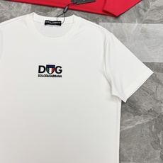 DOLCE&GABBANA 新款意式修身莫代尔T恤.意式轻奢格调,男士春夏刚需单品!精选莫代尔混纺面料,触感丝滑软糯,自 DOLCE&GABBANA 新款意式修身莫代尔T恤.意式轻奢格调,男士春夏刚需单品!精选莫代尔混纺面料,触感丝滑软糯,自