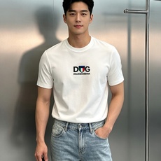 DOLCE&GABBANA 新款意式修身莫代尔T恤.意式轻奢格调,男士春夏刚需单品!精选莫代尔混纺面料,触感丝滑软糯,自 DOLCE&GABBANA 新款意式修身莫代尔T恤.意式轻奢格调,男士春夏刚需单品!精选莫代尔混纺面料,触感丝滑软糯,自