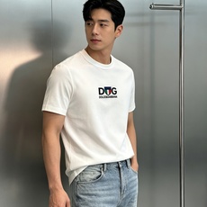 DOLCE&GABBANA 新款意式修身莫代尔T恤.意式轻奢格调,男士春夏刚需单品!精选莫代尔混纺面料,触感丝滑软糯,自 DOLCE&GABBANA 新款意式修身莫代尔T恤.意式轻奢格调,男士春夏刚需单品!精选莫代尔混纺面料,触感丝滑软糯,自