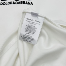 DOLCE&GABBANA 新款意式修身莫代尔T恤.意式轻奢格调,男士春夏刚需单品!精选莫代尔混纺面料,触感丝滑软糯,自 DOLCE&GABBANA 新款意式修身莫代尔T恤.意式轻奢格调,男士春夏刚需单品!精选莫代尔混纺面料,触感丝滑软糯,自
