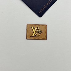 LOUIS VUITTON新款男士莫代尔T恤.驴牌高阶刚需基础款,低调轻奢质感拉满!甄选高弹莫代尔混纺面料,触感丝滑细腻 LOUIS VUITTON新款男士莫代尔T恤.驴牌高阶刚需基础款,低调轻奢质感拉满!甄选高弹莫代尔混纺面料,触感丝滑细腻