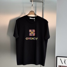 GIVENCHY纪梵希新款男士莫代尔圆领T恤。吸睛潮流单品,艺术涂鸦设计氛围感拉满!甄选高支莫代尔面料,触感丝滑软糯,自 GIVENCHY纪梵希新款男士莫代尔圆领T恤。吸睛潮流单品,艺术涂鸦设计氛围感拉满!甄选高支莫代尔面料,触感丝滑软糯,自