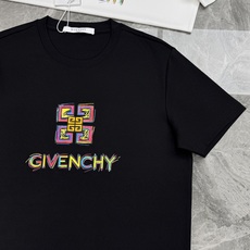 GIVENCHY纪梵希新款男士莫代尔圆领T恤。吸睛潮流单品,艺术涂鸦设计氛围感拉满!甄选高支莫代尔面料,触感丝滑软糯,自 GIVENCHY纪梵希新款男士莫代尔圆领T恤。吸睛潮流单品,艺术涂鸦设计氛围感拉满!甄选高支莫代尔面料,触感丝滑软糯,自