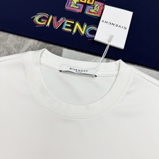 GIVENCHY纪梵希新款男士莫代尔圆领T恤。吸睛潮流单品,艺术涂鸦设计氛围感拉满!甄选高支莫代尔面料,触感丝滑软糯,自 GIVENCHY纪梵希新款男士莫代尔圆领T恤。吸睛潮流单品,艺术涂鸦设计氛围感拉满!甄选高支莫代尔面料,触感丝滑软糯,自