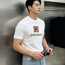 GIVENCHY纪梵希新款男士莫代尔圆领T恤。吸睛潮流单品,艺术涂鸦设计氛围感拉满!甄选高支莫代尔面料,触感丝滑软糯,自 GIVENCHY纪梵希新款男士莫代尔圆领T恤。吸睛潮流单品,艺术涂鸦设计氛围感拉满!甄选高支莫代尔面料,触感丝滑软糯,自