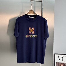 GIVENCHY纪梵希新款男士莫代尔圆领T恤。吸睛潮流单品,艺术涂鸦设计氛围感拉满!甄选高支莫代尔面料,触感丝滑软糯,自 GIVENCHY纪梵希新款男士莫代尔圆领T恤。吸睛潮流单品,艺术涂鸦设计氛围感拉满!甄选高支莫代尔面料,触感丝滑软糯,自
