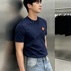 Hermès爱马仕26新款男士莫代尔圆领T恤。极简轻奢通勤首选,低调显贵质感款!甄选高定莫代尔面料,触感丝滑软糯,自带垂 Hermès爱马仕26新款男士莫代尔圆领T恤。极简轻奢通勤首选,低调显贵质感款!甄选高定莫代尔面料,触感丝滑软糯,自带垂