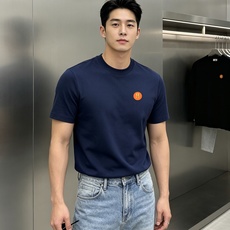 Hermès爱马仕26新款男士莫代尔圆领T恤。极简轻奢通勤首选,低调显贵质感款!甄选高定莫代尔面料,触感丝滑软糯,自带垂 Hermès爱马仕26新款男士莫代尔圆领T恤。极简轻奢通勤首选,低调显贵质感款!甄选高定莫代尔面料,触感丝滑软糯,自带垂