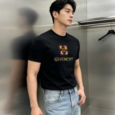 GIVENCHY纪梵希新款男士莫代尔圆领T恤。吸睛潮流单品,艺术涂鸦设计氛围感拉满!甄选高支莫代尔面料,触感丝滑软糯,自 GIVENCHY纪梵希新款男士莫代尔圆领T恤。吸睛潮流单品,艺术涂鸦设计氛围感拉满!甄选高支莫代尔面料,触感丝滑软糯,自