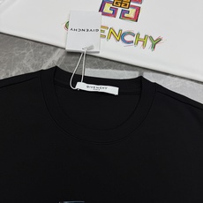 GIVENCHY纪梵希新款男士莫代尔圆领T恤。吸睛潮流单品,艺术涂鸦设计氛围感拉满!甄选高支莫代尔面料,触感丝滑软糯,自 GIVENCHY纪梵希新款男士莫代尔圆领T恤。吸睛潮流单品,艺术涂鸦设计氛围感拉满!甄选高支莫代尔面料,触感丝滑软糯,自