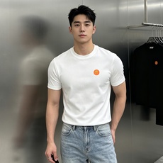 Hermès爱马仕26新款男士莫代尔圆领T恤。极简轻奢通勤首选,低调显贵质感款!甄选高定莫代尔面料,触感丝滑软糯,自带垂 Hermès爱马仕26新款男士莫代尔圆领T恤。极简轻奢通勤首选,低调显贵质感款!甄选高定莫代尔面料,触感丝滑软糯,自带垂