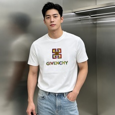 GIVENCHY纪梵希新款男士莫代尔圆领T恤。吸睛潮流单品,艺术涂鸦设计氛围感拉满!甄选高支莫代尔面料,触感丝滑软糯,自 GIVENCHY纪梵希新款男士莫代尔圆领T恤。吸睛潮流单品,艺术涂鸦设计氛围感拉满!甄选高支莫代尔面料,触感丝滑软糯,自