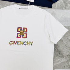 GIVENCHY纪梵希新款男士莫代尔圆领T恤。吸睛潮流单品,艺术涂鸦设计氛围感拉满!甄选高支莫代尔面料,触感丝滑软糯,自 GIVENCHY纪梵希新款男士莫代尔圆领T恤。吸睛潮流单品,艺术涂鸦设计氛围感拉满!甄选高支莫代尔面料,触感丝滑软糯,自
