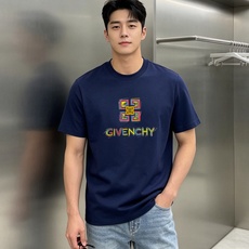 GIVENCHY纪梵希新款男士莫代尔圆领T恤。吸睛潮流单品,艺术涂鸦设计氛围感拉满!甄选高支莫代尔面料,触感丝滑软糯,自 GIVENCHY纪梵希新款男士莫代尔圆领T恤。吸睛潮流单品,艺术涂鸦设计氛围感拉满!甄选高支莫代尔面料,触感丝滑软糯,自