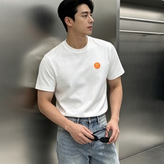 Hermès爱马仕26新款男士莫代尔圆领T恤。极简轻奢通勤首选,低调显贵质感款!甄选高定莫代尔面料,触感丝滑软糯,自带垂 Hermès爱马仕26新款男士莫代尔圆领T恤。极简轻奢通勤首选,低调显贵质感款!甄选高定莫代尔面料,触感丝滑软糯,自带垂