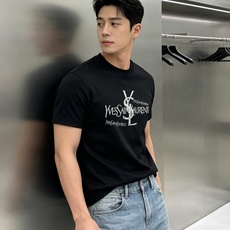 SAINT LAURENT 圣罗兰26新款男士莫代尔圆领T恤-法式轻奢潮款,自带复古摇滚格调! 甄选高支莫代尔面料,触感 SAINT LAURENT 圣罗兰26新款男士莫代尔圆领T恤-法式轻奢潮款,自带复古摇滚格调! 甄选高支莫代尔面料,触感