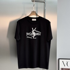 SAINT LAURENT 圣罗兰26新款男士莫代尔圆领T恤-法式轻奢潮款,自带复古摇滚格调! 甄选高支莫代尔面料,触感 SAINT LAURENT 圣罗兰26新款男士莫代尔圆领T恤-法式轻奢潮款,自带复古摇滚格调! 甄选高支莫代尔面料,触感