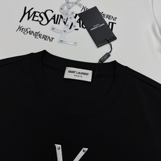 SAINT LAURENT 圣罗兰26新款男士莫代尔圆领T恤-法式轻奢潮款,自带复古摇滚格调! 甄选高支莫代尔面料,触感 SAINT LAURENT 圣罗兰26新款男士莫代尔圆领T恤-法式轻奢潮款,自带复古摇滚格调! 甄选高支莫代尔面料,触感