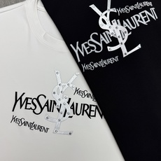 SAINT LAURENT 圣罗兰26新款男士莫代尔圆领T恤-法式轻奢潮款,自带复古摇滚格调! 甄选高支莫代尔面料,触感 SAINT LAURENT 圣罗兰26新款男士莫代尔圆领T恤-法式轻奢潮款,自带复古摇滚格调! 甄选高支莫代尔面料,触感