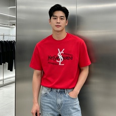 SAINT LAURENT 圣罗兰26新款男士莫代尔圆领T恤-法式轻奢潮款,自带复古摇滚格调! 甄选高支莫代尔面料,触感 SAINT LAURENT 圣罗兰26新款男士莫代尔圆领T恤-法式轻奢潮款,自带复古摇滚格调! 甄选高支莫代尔面料,触感