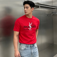 SAINT LAURENT 圣罗兰26新款男士莫代尔圆领T恤-法式轻奢潮款,自带复古摇滚格调! 甄选高支莫代尔面料,触感 SAINT LAURENT 圣罗兰26新款男士莫代尔圆领T恤-法式轻奢潮款,自带复古摇滚格调! 甄选高支莫代尔面料,触感