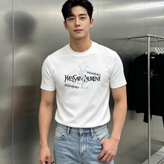 LSAINT LAURENT 圣罗兰26新款男士莫代尔圆领T恤-法式轻奢潮款,自带复古摇滚格调! 甄选高支莫代尔面料,触 LSAINT LAURENT 圣罗兰26新款男士莫代尔圆领T恤-法式轻奢潮款,自带复古摇滚格调! 甄选高支莫代尔面料,触