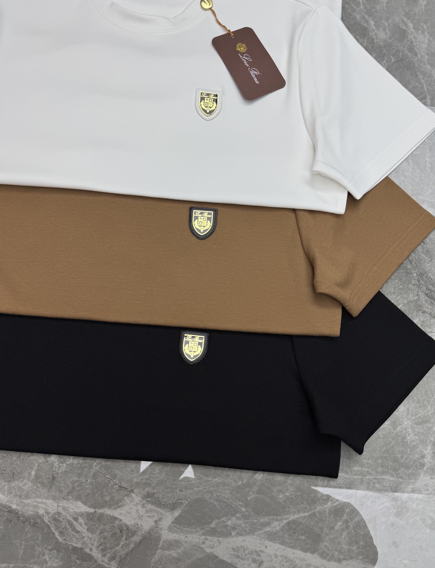 Loro Piana Loro piana新款莫代尔盾牌徽章T恤🎗️轻奢男士基础款，低调显贵的通勤神T！甄选高支莫代尔面