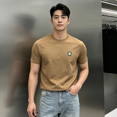 Loro Piana 新款莫代尔盾牌徽章T恤🎗️轻奢男士基础款,低调显贵的通勤神T!甄选高支莫代尔面料,触感丝滑软糯,自 Loro Piana 新款莫代尔盾牌徽章T恤🎗️轻奢男士基础款,低调显贵的通勤神T!甄选高支莫代尔面料,触感丝滑软糯,自