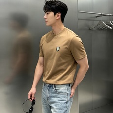 Loro Piana 新款莫代尔盾牌徽章T恤🎗️轻奢男士基础款,低调显贵的通勤神T!甄选高支莫代尔面料,触感丝滑软糯,自 Loro Piana 新款莫代尔盾牌徽章T恤🎗️轻奢男士基础款,低调显贵的通勤神T!甄选高支莫代尔面料,触感丝滑软糯,自