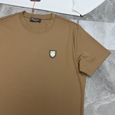 Loro Piana 新款莫代尔盾牌徽章T恤🎗️轻奢男士基础款,低调显贵的通勤神T!甄选高支莫代尔面料,触感丝滑软糯,自 Loro Piana 新款莫代尔盾牌徽章T恤🎗️轻奢男士基础款,低调显贵的通勤神T!甄选高支莫代尔面料,触感丝滑软糯,自