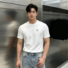 Loro Piana L新款莫代尔盾牌徽章T恤🎗️轻奢男士基础款,低调显贵的通勤神T!甄选高支莫代尔面料,触感丝滑软糯, Loro Piana L新款莫代尔盾牌徽章T恤🎗️轻奢男士基础款,低调显贵的通勤神T!甄选高支莫代尔面料,触感丝滑软糯,