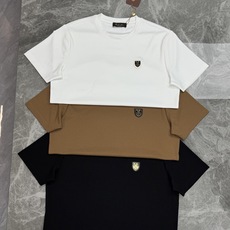 Loro Piana L新款莫代尔盾牌徽章T恤🎗️轻奢男士基础款,低调显贵的通勤神T!甄选高支莫代尔面料,触感丝滑软糯, Loro Piana L新款莫代尔盾牌徽章T恤🎗️轻奢男士基础款,低调显贵的通勤神T!甄选高支莫代尔面料,触感丝滑软糯,