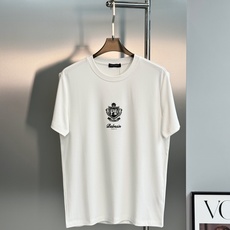 Balmain 巴尔曼新款莫代尔圆领T恤-法式轻奢男士基础短袖上新✨甄选高支凉感莫代尔面料,触感软糯丝滑,垂坠感出色,透 Balmain 巴尔曼新款莫代尔圆领T恤-法式轻奢男士基础短袖上新✨甄选高支凉感莫代尔面料,触感软糯丝滑,垂坠感出色,透