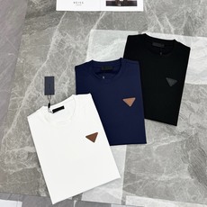 Prada新款经典三角标莫代尔圆领T恤-简约即使高级.男士极简轻奢刚需单品!甄选高定莫代尔混纺面料,触感丝滑软糯,自带垂 Prada新款经典三角标莫代尔圆领T恤-简约即使高级.男士极简轻奢刚需单品!甄选高定莫代尔混纺面料,触感丝滑软糯,自带垂