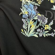 Dior夏季限定蝴蝶花环短袖|甄选高支丝光棉面料.顺滑垂坠自带柔光质感,透气不闷汗,盛夏上身无负担.复古手绘花草环绕灵蝶 Dior夏季限定蝴蝶花环短袖|甄选高支丝光棉面料.顺滑垂坠自带柔光质感,透气不闷汗,盛夏上身无负担.复古手绘花草环绕灵蝶