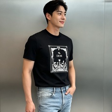 DIOR夏季限定复古雕版画短袖|甄选高定重磅丝光棉.高支精梳丝光棉自带冰润柔光,垂坠抗皱,触肤冰凉透气,盛夏告别闷热粘身 DIOR夏季限定复古雕版画短袖|甄选高定重磅丝光棉.高支精梳丝光棉自带冰润柔光,垂坠抗皱,触肤冰凉透气,盛夏告别闷热粘身