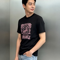 Dior夏季限定复古奔马系列短袖🆕甄选高支重磅丝光棉面料经过双丝光工艺打磨,面料自带细腻珠光质感,上手软糯冰凉,透气排汗 Dior夏季限定复古奔马系列短袖🆕甄选高支重磅丝光棉面料经过双丝光工艺打磨,面料自带细腻珠光质感,上手软糯冰凉,透气排汗