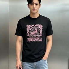 Dior夏季限定复古奔马系列短袖🆕甄选高支重磅丝光棉面料经过双丝光工艺打磨,面料自带细腻珠光质感,上手软糯冰凉,透气排汗 Dior夏季限定复古奔马系列短袖🆕甄选高支重磅丝光棉面料经过双丝光工艺打磨,面料自带细腻珠光质感,上手软糯冰凉,透气排汗