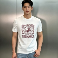 Dior夏季限定复古奔马系列短袖🆕甄选高支重磅丝光棉面料经过双丝光工艺打磨,面料自带细腻珠光质感,上手软糯冰凉,透气排汗 Dior夏季限定复古奔马系列短袖🆕甄选高支重磅丝光棉面料经过双丝光工艺打磨,面料自带细腻珠光质感,上手软糯冰凉,透气排汗