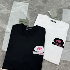 Balenciaga巴黎世家2026ss新品高品质情侣短袖T恤,高克重260g纯棉T恤,前后精美刺绣🪡工艺品级别,重工工 Balenciaga巴黎世家2026ss新品高品质情侣短袖T恤,高克重260g纯棉T恤,前后精美刺绣🪡工艺品级别,重工工