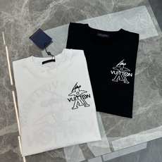 驴牌重工刺绣T恤,男女同款❤️黑白两色可选,纯棉材质柔软透气,日常穿着超舒适!胸前有经典LV刺绣🪡图案,后背3D品牌lo 驴牌重工刺绣T恤,男女同款❤️黑白两色可选,纯棉材质柔软透气,日常穿着超舒适!胸前有经典LV刺绣🪡图案,后背3D品牌lo