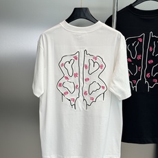 Balenciaga巴黎世家2026ss新品潮牌情侣短袖T恤,高克重260g纯棉T恤,前后精美刺绣🪡工艺品级别,重工工艺 Balenciaga巴黎世家2026ss新品潮牌情侣短袖T恤,高克重260g纯棉T恤,前后精美刺绣🪡工艺品级别,重工工艺